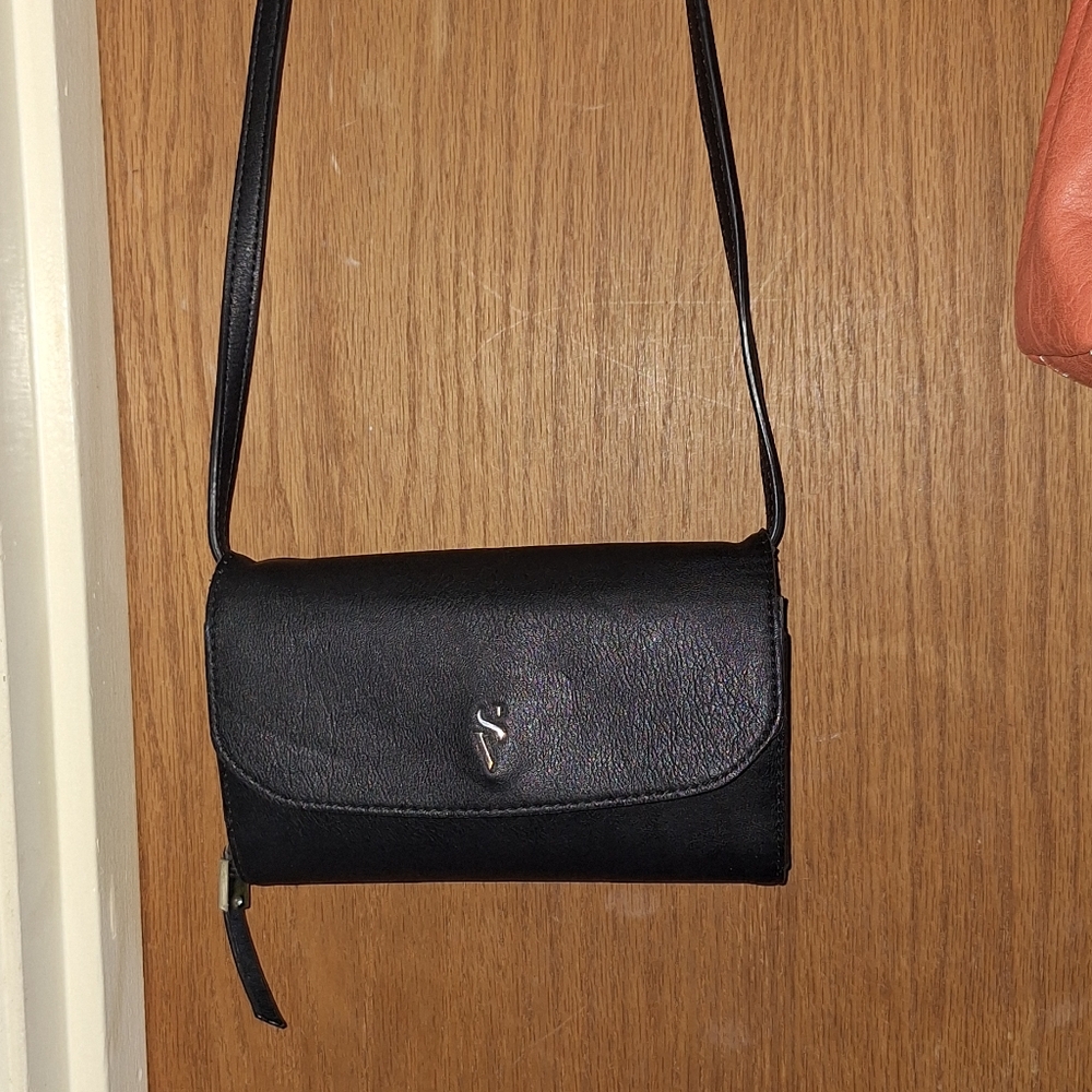 Sleek Black Crossbody Bag with Minimalist Design